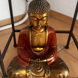 Buddha-Figur, im Schneidesitz, rot-gold