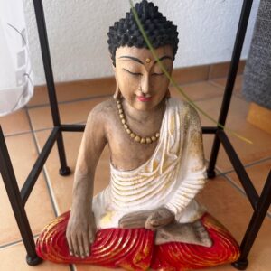 Buddha-Figur, im Schneidesitz, rot-weiss
